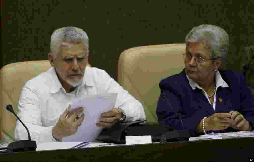 Gladys Bejerano junto a Ramiro Valdés en la ANPP.