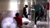 Enfermos en los pasillos del hospital de Cárdenas, una de las localidades de Cuba más afectadas por la pandemia. (Captura de video/Reuters)