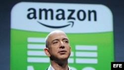 Archivo - El fundador y consejero delegado de la tienda por internet Amazon, Jeff Bezos, presenta la nueva tableta electrónica "Kindle Fire" y tres versiones del lector "kindle", durante la rueda de prensa celebrada en Nueva York, EEUU.