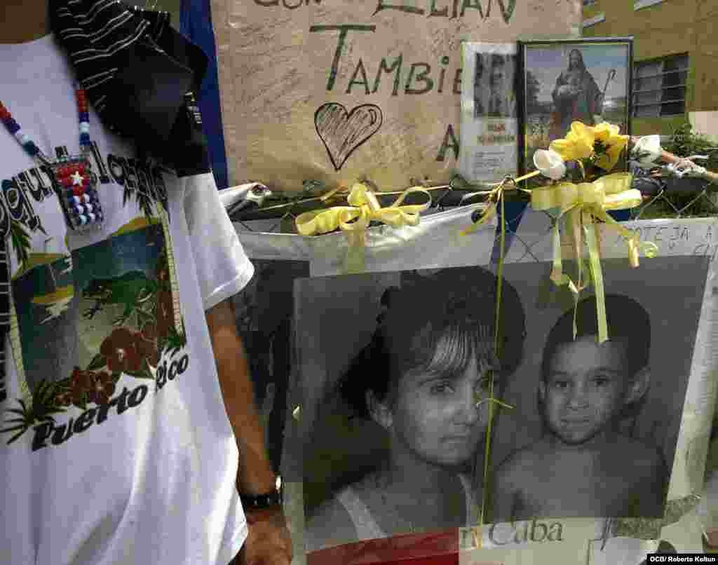 Radio Martí siguió cada capítulo de la saga del niño balsero Elián González. Carteles e imagenes frente a la casa de sus familiares en Miami, tras el retorno del pequeño a Cuba. Foto Roberto Koltun- OCB.