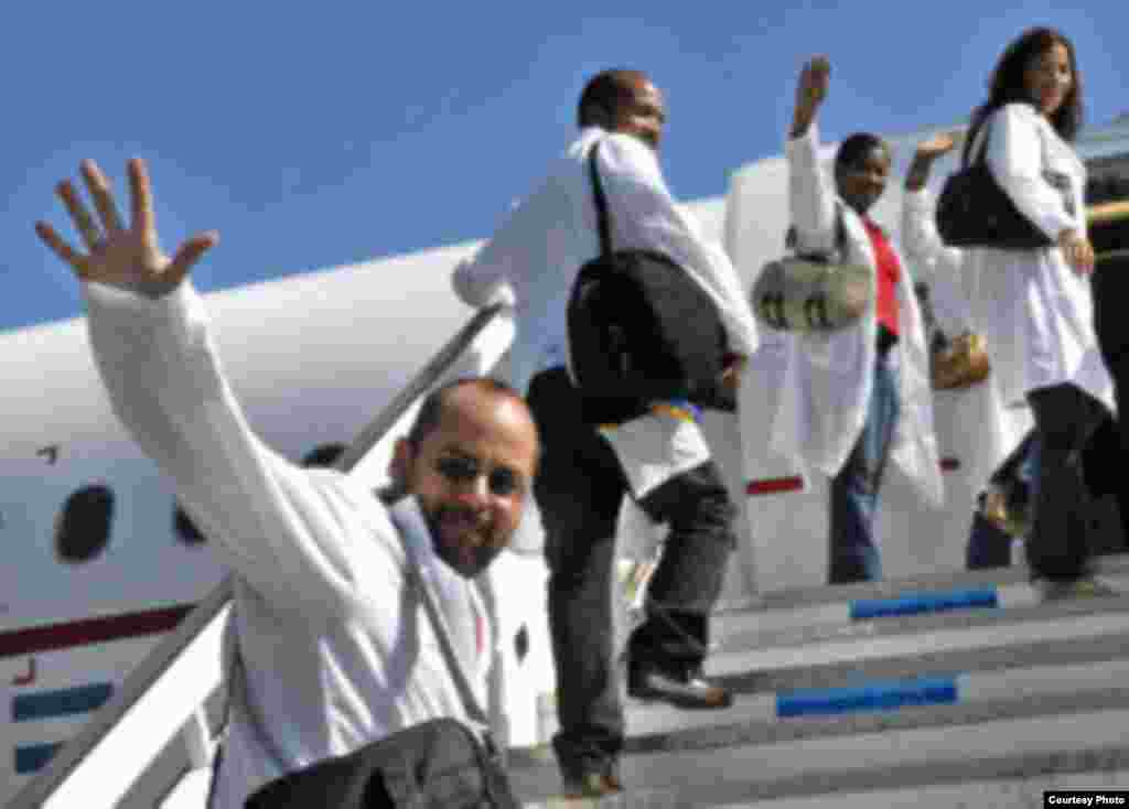 La exportación de servicios profesionales (10.000 millones de dólares), las remesas de inmigrantes (2.700) y el turismo (2.500) son las principales fuentes de ingresos de Cuba.  