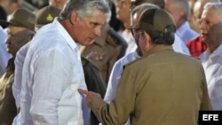 Raúl Castro (d), conversa con el primer vicepresidente, Miguel Diaz-Canel. Foto Archivo