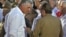  Raúl Castro (d), conversa con el primer vicepresidente, Miguel Diaz-Canel. Foto Archivo