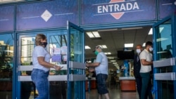 Impiden a periodista independiente adquirir tarjeta para compras en dólares Impiden a periodista independiente adquirir tarjeta para compras en dólares