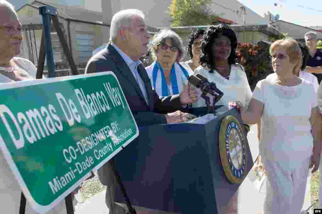 El alcalde de Miami, Tomás Regalado, habla durante la ceremonia.