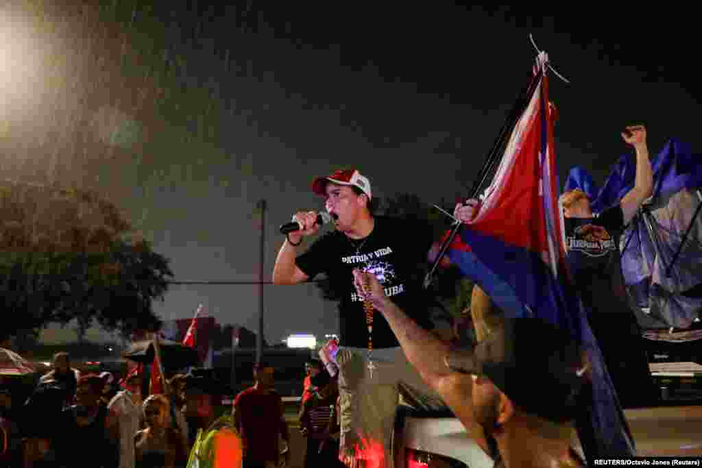 Con rosarios y banderas los exiliados cubanos en Tampa se unen a las protestas en contra del gobierno cubano. Foto: REUTERS/Octavio Jones.
