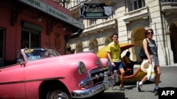 Turistas pasan frente al Floridita, en La Habana.