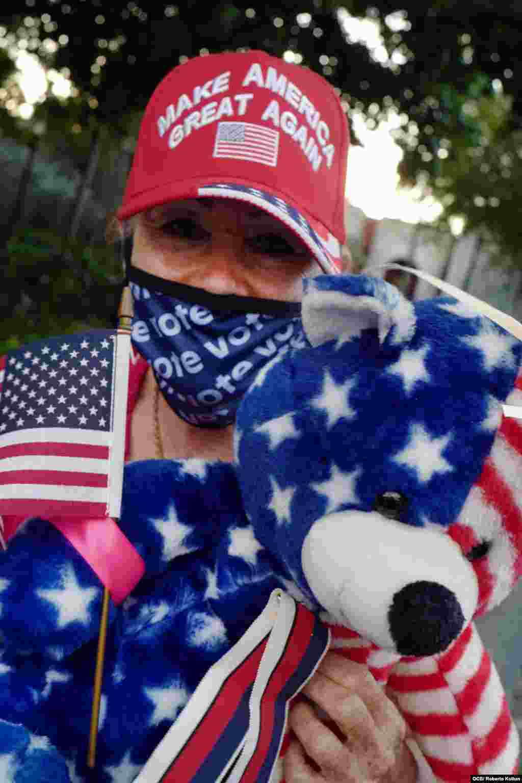 Partidarios a la reelección del Presidente Trump en la Biblioteca de Coral Gables.