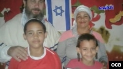 Olainis Tejada Beltrán, junto a su esposa, Yeliney Lescaille, y sus hijos Liusdan y Danel.