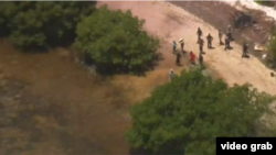 24 balseros entre ellos mujeres y niños llegaron esta tarde a Sands Key, justo al norte de Elliott Key.