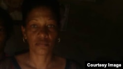 Yanelis Valladares posa junto a dos de sus hijos y teme ser encarcelada por las protestas de Nuevitas.