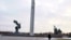 El Monumento a los Libertadores de la Letonia Soviética y Riga de los invasores fascistas alemanes, en Riga, Letonia. (AP/Roman Koksarov)