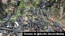 El Gobierno de Río de Janeiro publicó imágenes de los fusiles incautados en la #OperaciónContención en la Zona Norte de Río de Janeiro.