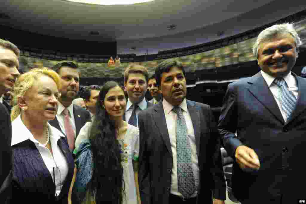 La disidente cubana Yoani Sánchez llega hoy, miércoles 20 de febrero de 2013, a la sede de la Cámara de Diputados, en Brasilia (Brasil)
