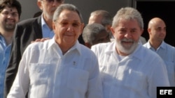 Archivo - Raúl Castro (i), conversa con el exgobernante brasileño Luiz Inácio Lula da Silva (d ) en el aeropuerto José Martí de La Habana (Cuba).