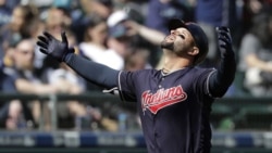 Mira lo que faltaba, dos cubanos jugando la primera base para las Medias Blancas> Jose Abreu y ahora Yonder Alonso Mira lo que faltaba, dos cubanos jugando la primera base para las Medias Blancas> Jose Abreu y ahora Yonder Alonso