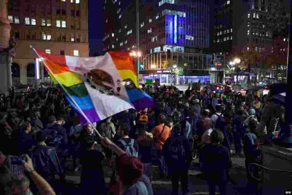 Manifestantes se congregan ante el Ayuntamiento de Oakland, California (EEUU) antes de participar en una manifestación contra la elección de Donald Trump como nuevo presidente estaodunidense, el 10 de noviembre de 2016.  