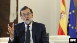 El presidente del Gobierno, Mariano Rajoy, ha garantizado hoy que, al igual que hizo para evitar el rescate por parte de la UE, ante la situación en Cataluña hará "lo que crea que deba de hacer, lo que crea que sea mejor para España y en el momento que m