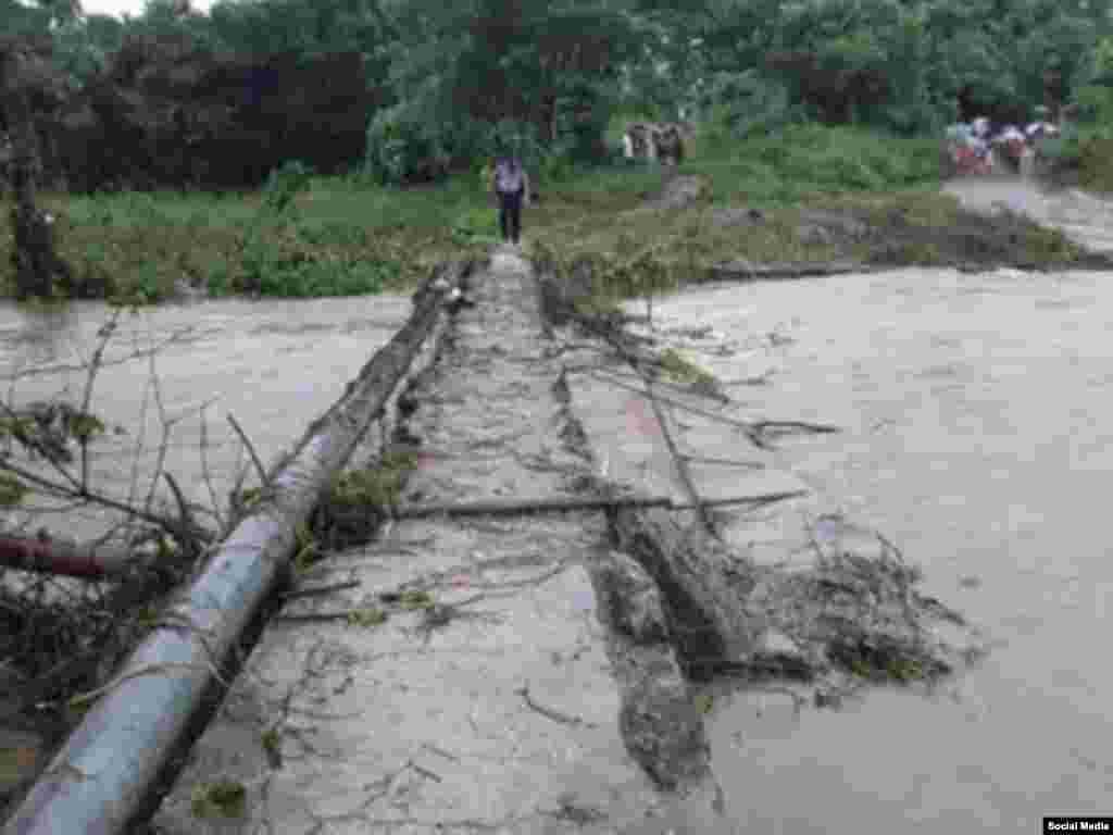 Intensas lluvias de la tormenta Eta provocaron roturas en un puente del municipio de Manicaragua  /Tomado de Twitter Diario Vanguardia