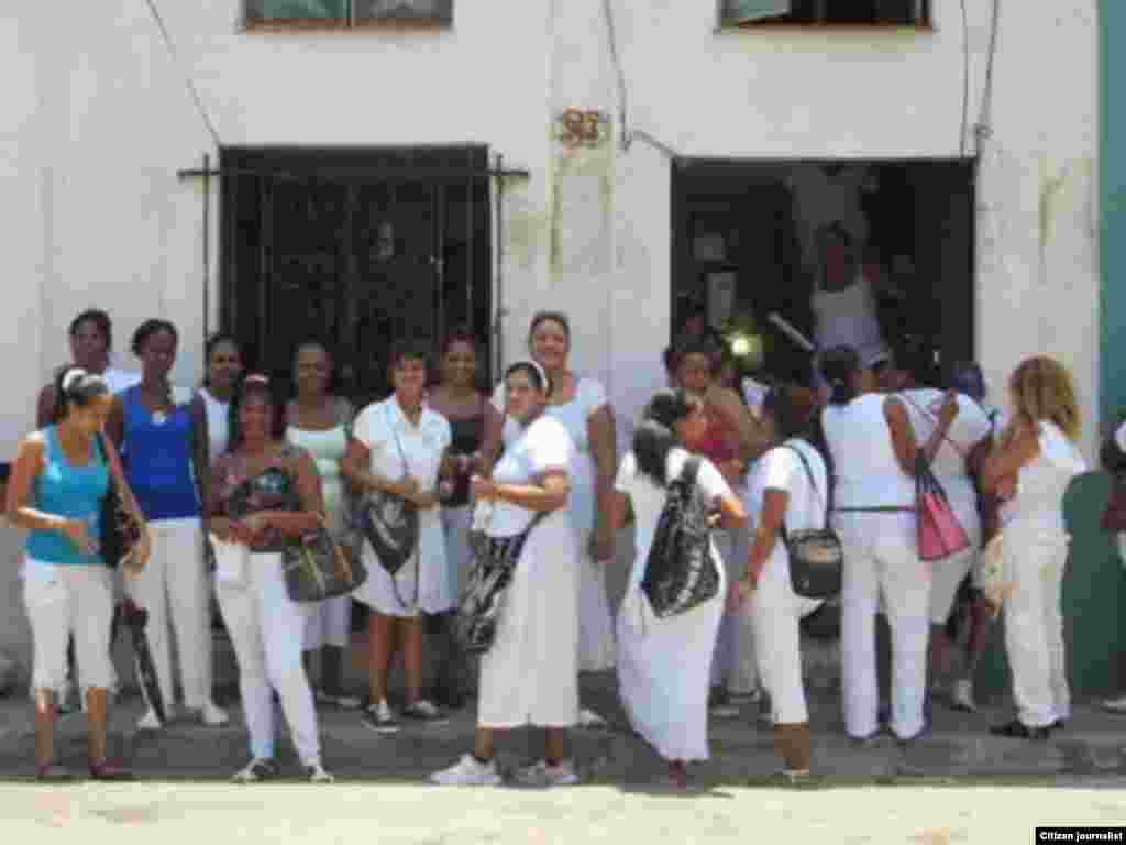  Damas de Blanco al salir de Santa Rita marchan por 5ta Avenida