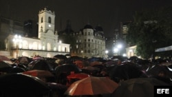 Manifestantes se concentraron en febrero de 2015, tras la marcha convocada por los fiscales argentinos en homenaje al fiscal Alberto Nisman en la Plaza de Mayo en Buenos Aires (Argentina).