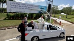 El papa Francisco se retira de la Plaza de la Revolución en Holguín (Cuba)