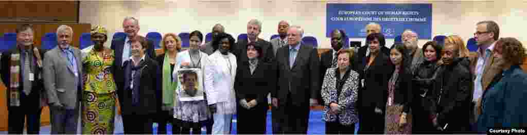 Dos niños se protegen de las bombas lacrimógenas hoy, viernes 7 de marzo de 2014, cerca de la Plaza Altamira de Caracas (Venezuela).