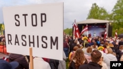 Protesta en Riga, Letonia, contra la invasión rusa a Ucrania.