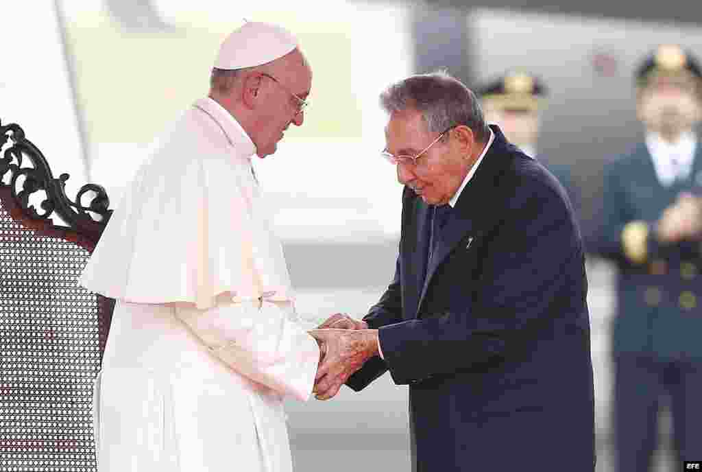 Raúl Castro hace una reverencia ante el Papa Francisco, a la llegada del pontífice a La Habana.