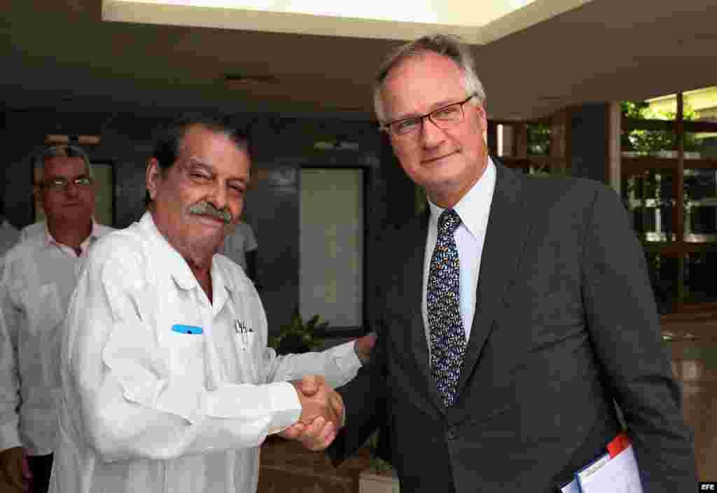 El viceministro cubano de Relaciones Exteriores, Abelardo Moreno (i) y el director general para América del Servicio Europeo de Acción Exterior, Christian Leffler (d),