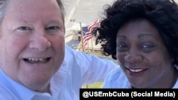 La líder de las Damas de Blanco, Berta Soler, y el encargado de Negocios de EEUU en Cuba, Mike Hammer, en la sede diplomática estadounidense en La Habana.