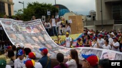 Manifestantes opositores al gobierno del presidente venezolano Nicolás Maduro participan en una manifestación hoy, sábado 10 de mayo del 2014, en Caracas (Venezuela).