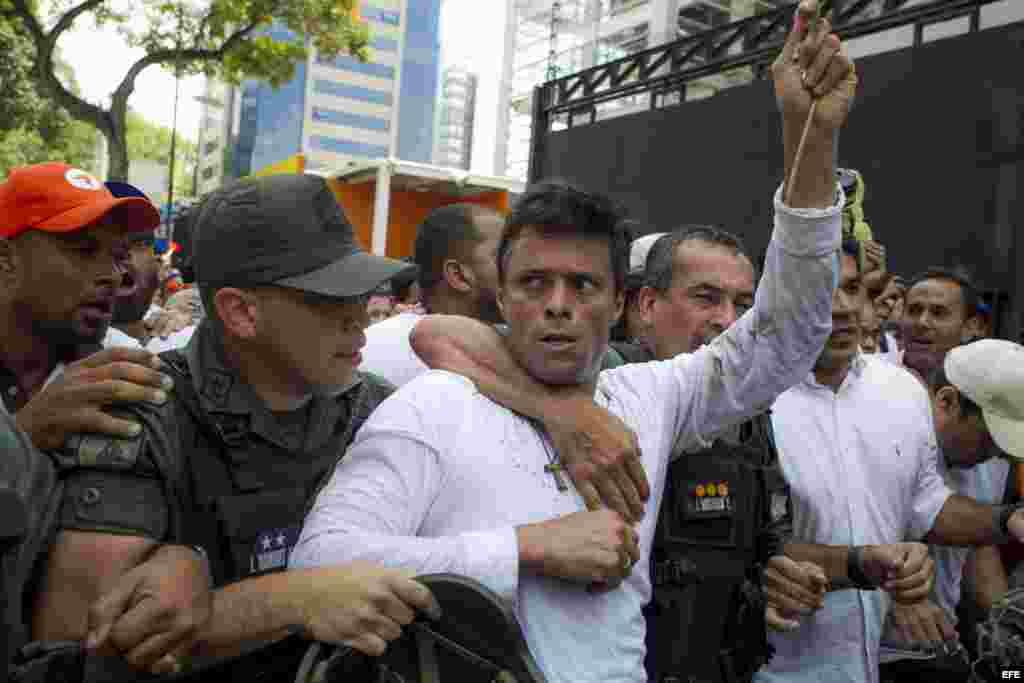 El líder del partido Voluntad Popular, Leopoldo López, se entregó a funcionarios de la Guardia Nacional,  minutos después de pronunciar un enardecido discurso en la Plaza Brion de Caracas.
