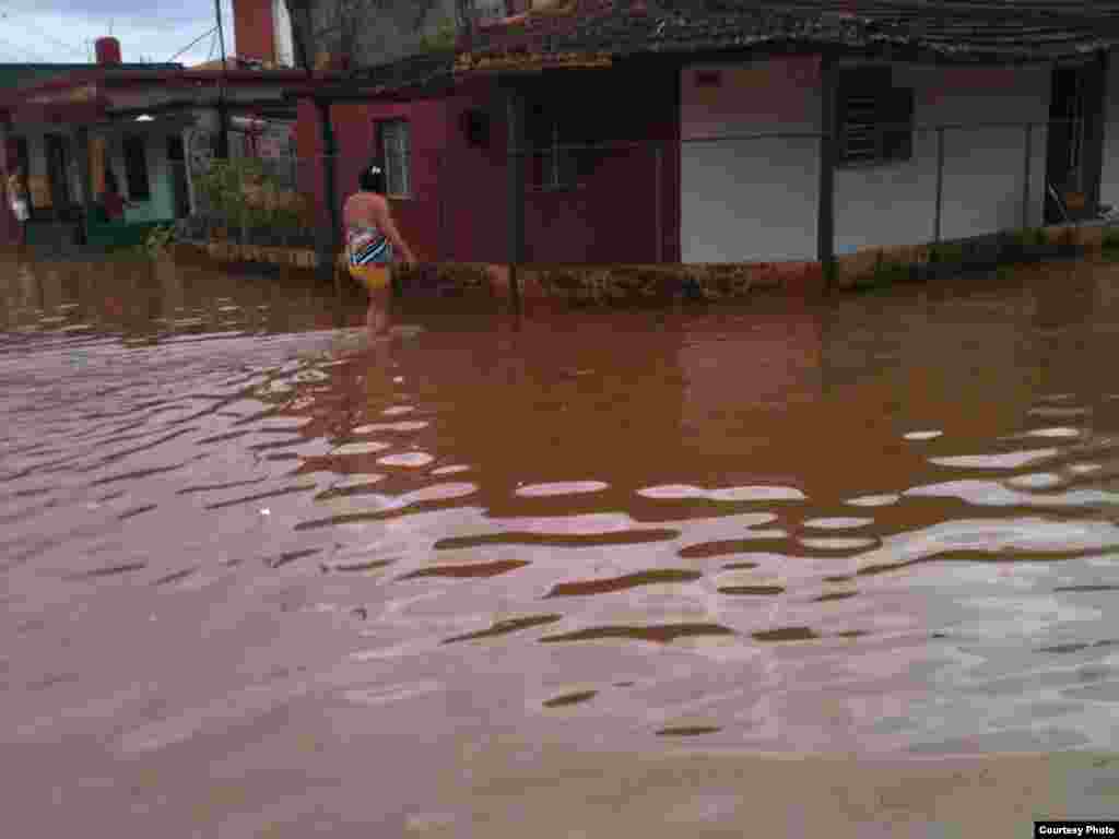  Aguas estancadas en un barrio de Güira de Melena
