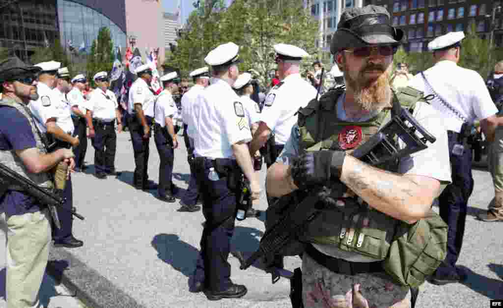 Miembros del grupo West Ohio Minutemen en cercanías al Quicken Loans Arena, donde se realiza la Convención Republicana 2016