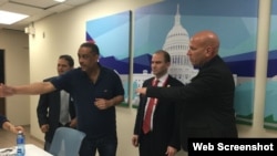 El periodista independiente Iván García en la conferencia de prensa con Ben Rhodes, en La Habana.