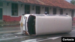 Auto de Oswaldo Payá en la vía pública en junio del 2012.