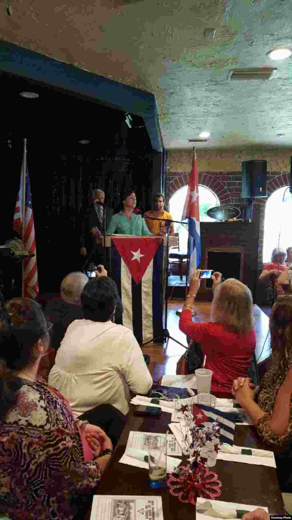 A la muerte de Oswaldo Payá Sardiñas, y meses después la salida de su familia al exterior, su hija Rosa María Payá Acevedo se desvincula del Movimiento Cristiano Liberación y enfila sus fuerzas en dos objetivos concretos: hacer que las autoridades cubanas permitan una investigación independiente sobre la muerte de su padre y establecer una campaña para la realización de lo que han llamado un “Plebiscito Vinculante”. En la foto, Rosa María Payá, continuadora del proyecto legado de su padre, en la Casa Cuba de Tampa.