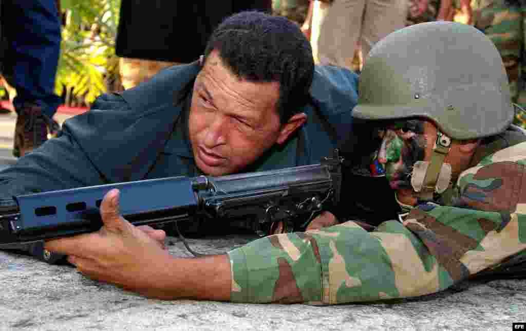 El finado presidente Chávez con un soldado en una base militar en Barquisimeto, Estado de Lara