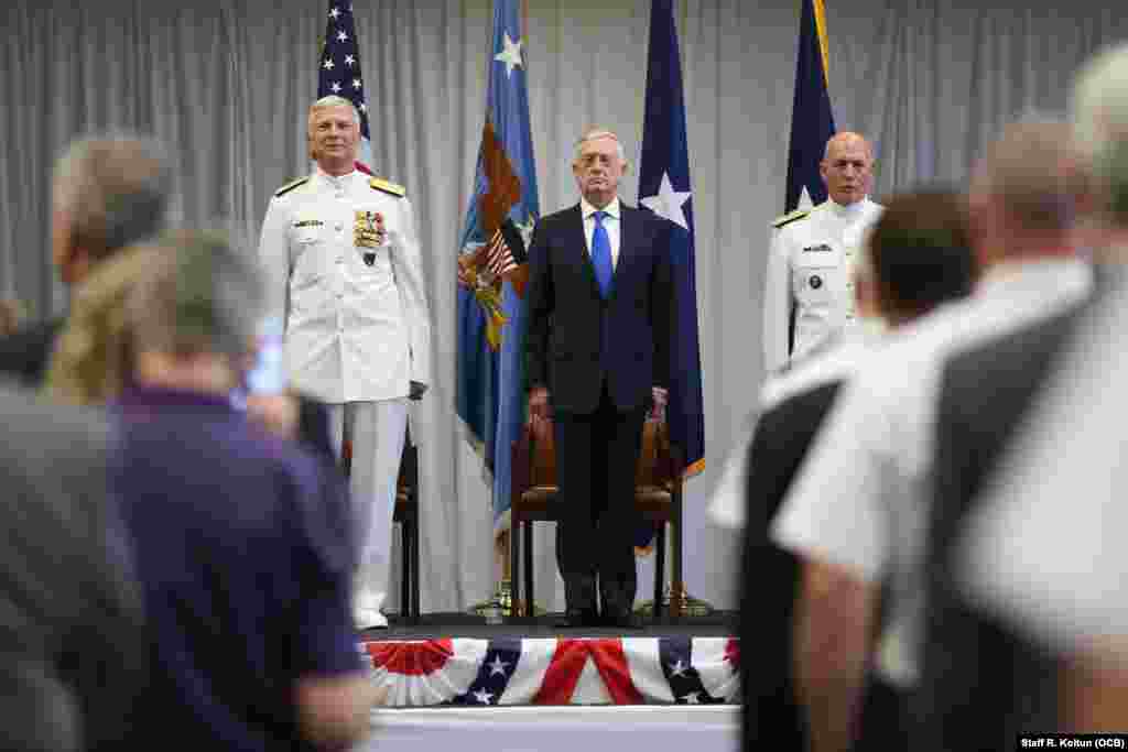 De izq. a der., el almirante Craig S. Faller, el Secretario de Defensa James Mattis, y el almirante Kurt W. Tidd.