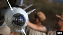 Preparan avión de combate SU-34 ruso en la base siria de Hmeymim, a las afueras de Latakia (Siria) el pasado 4 de octubre.