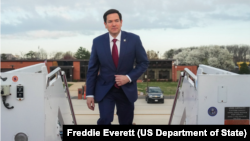 El secretario de Estado Marco Rubio aborda un avión en la Base Conjunta Andrews en Camp Springs, Maryland, rumbo a Jamaica, el 26 de marzo de 2025.