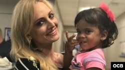 Alexa Prieto Vidal junto a Karen Caballero, durante su visita a Radio y TV Martí.