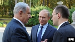 El presidente ruso, Vladimir Putin (c), conversa con el primer ministro israelí Benjamin Netanyahu (izda), durante la reunión que han mantenido en su residencia de Novo-Ogaryovo, afueras de Moscú, Rusia, el 21 de septiembre del 2015.