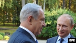 El presidente ruso, Vladimir Putin (c), conversa con el primer ministro israelí Benjamin Netanyahu (izda), durante la reunión que han mantenido en su residencia de Novo-Ogaryovo, afueras de Moscú, Rusia, el 21 de septiembre del 2015.