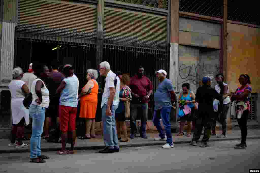 Cubanos hace fila para comprar pollo en una tienda subsidiada o "bodega" en La Habana. La mayoría de los cubanos (78,6%) asegura que no recibe ningún tipo de asistencia social por parte del Estado. REUTERS/Alexandre Meneghini