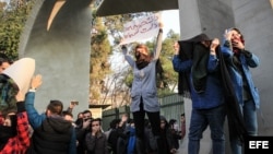 Estudiantes iraníes protestan contra el gobierno en Teherán, el 30 de diciembre de 2017.