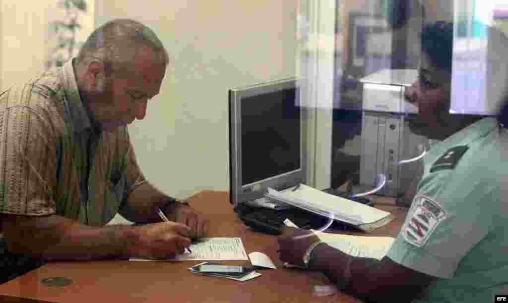 Los cubanos realizaron más de 250.000 viajes al exterior durante los primeros 10 meses de la reforma migratoria.