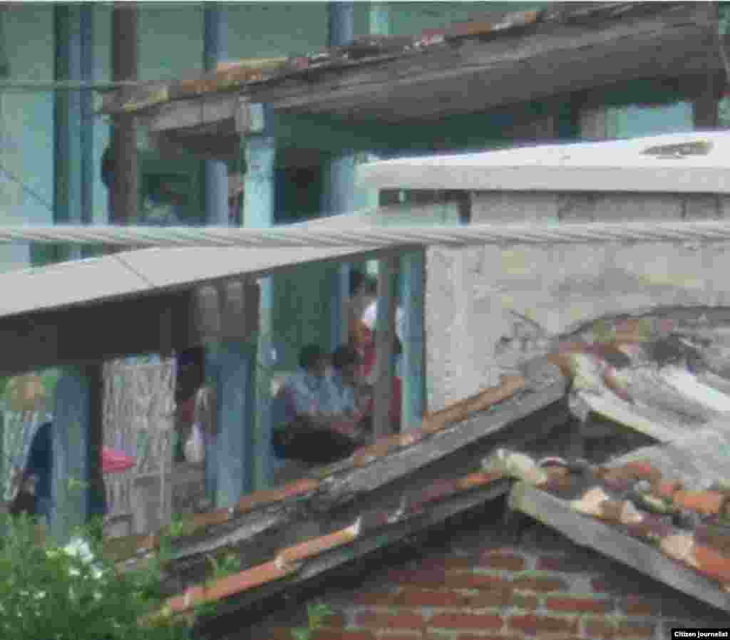 Vigilancia policial en la casa de miembros de La Rosa Blanca  el pasaod 10 de octubre. Foto Niurcys Acosta