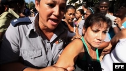 Las disidentes cubanas "Damas de Blanco" sufrieron un duro hostigamiento por parte de seguidores del Gobierno de la isla cuando intentaban congregarse en un concurrido punto de La Habana para iniciar una caminata por el "Día Internacional de los Derechos